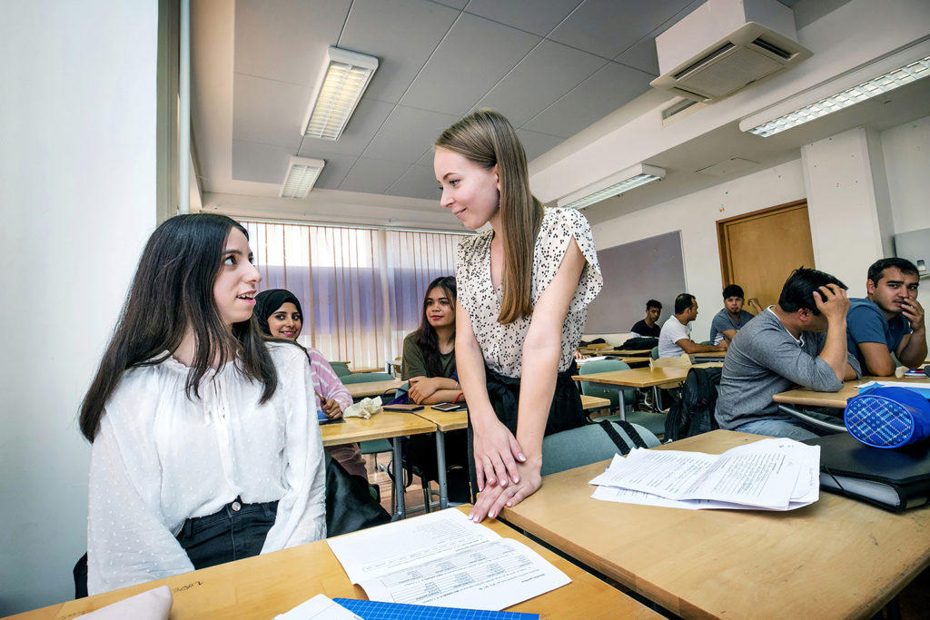 Aikuisten perusopetusluokan työskentelyä Kemissä 29.8.2019, lähimpänä oppilas Rand Aljaafari Irakista ja opettaja Elisa Nivala.