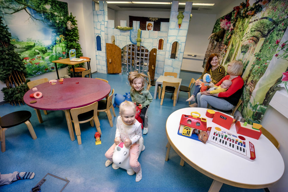 Lapsia ja äitejä leikkipaikalla lastenkulttuurikeskuksessa.