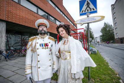 Keisaripariskunnaksi pukeutuneet Ismo Perkkiö ja Tanja Kavasvuo kulttuurikeskuksen edustalla.