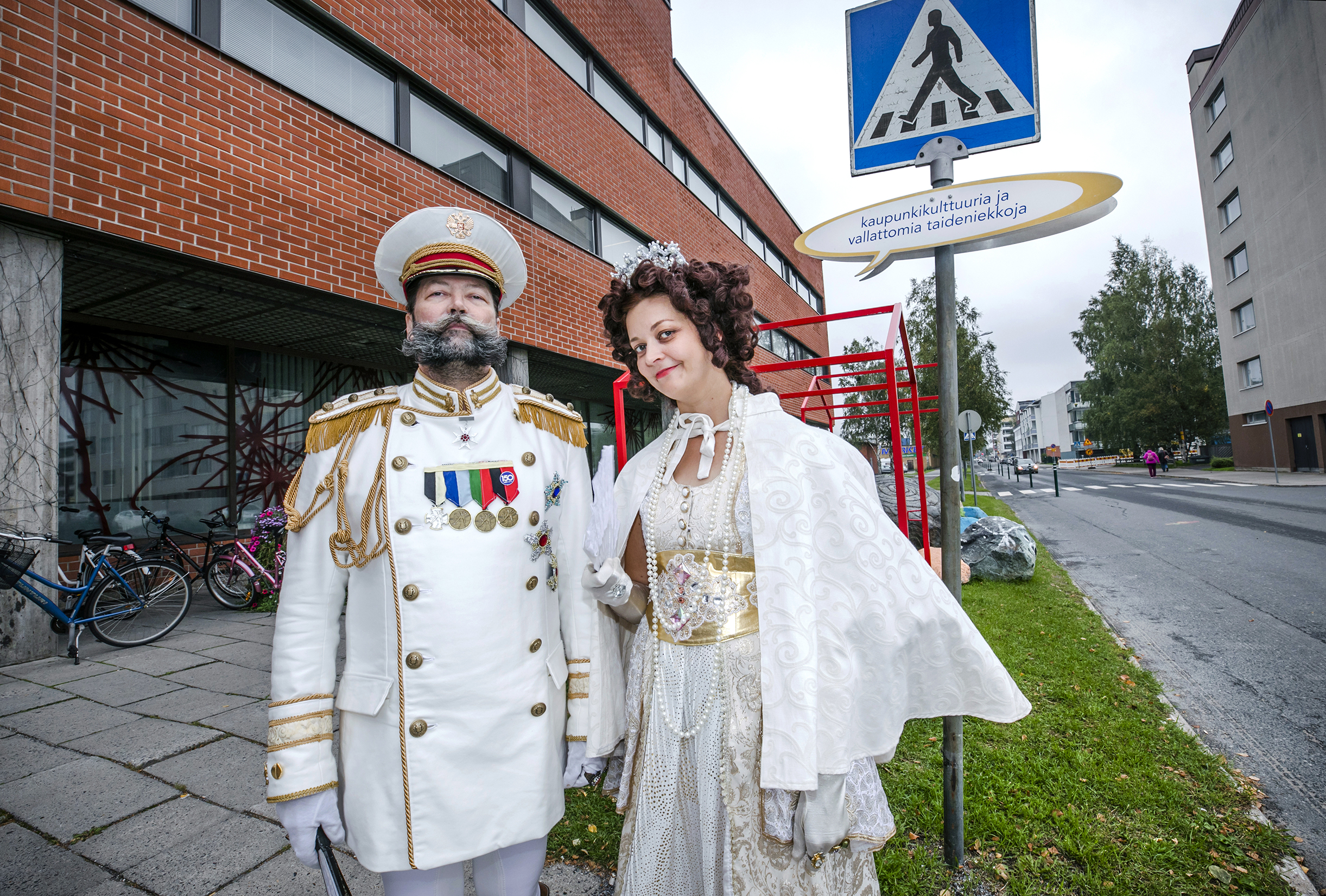 Keisaripariskunnaksi pukeutuneet Ismo Perkkiö ja Tanja Kavasvuo kulttuurikeskuksen edustalla.