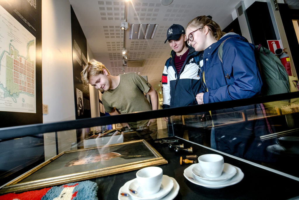Kemin historiallisen museon näyttelyyn tutustumassa vasemmalta Arttu Haaraniemi, Ville Puikko ja Sanni Ruotsalainen.