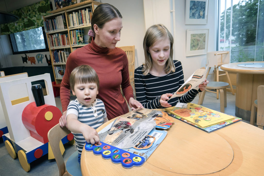 Kirjaston lastenosasto. Kirjoja tutkimassa vasemmalta Venni Vipusaari, Ulpu Vipusaari ja Emmi Keränen.