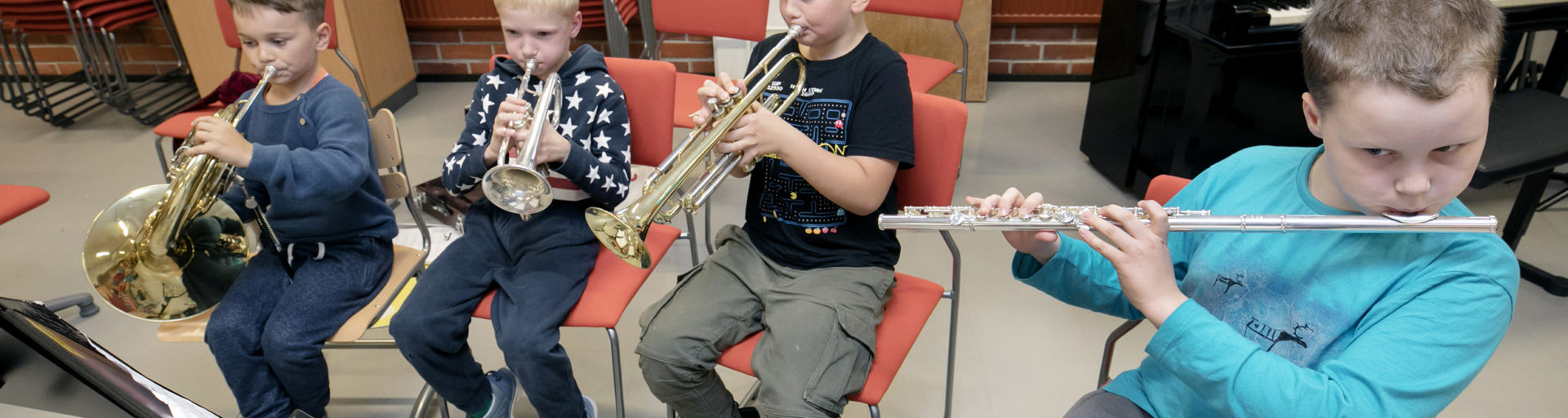 Poikia puhallintunnilla musiikkiopistossa.