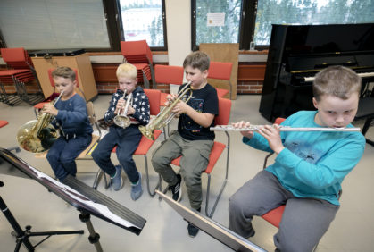 Poikia puhallintunnilla musiikkiopistossa.