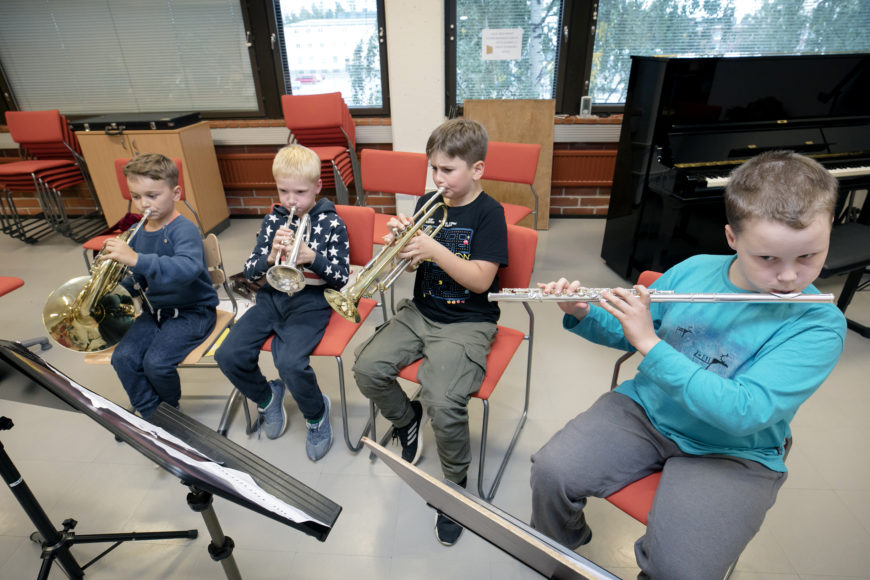 Poikia puhallintunnilla musiikkiopistossa.