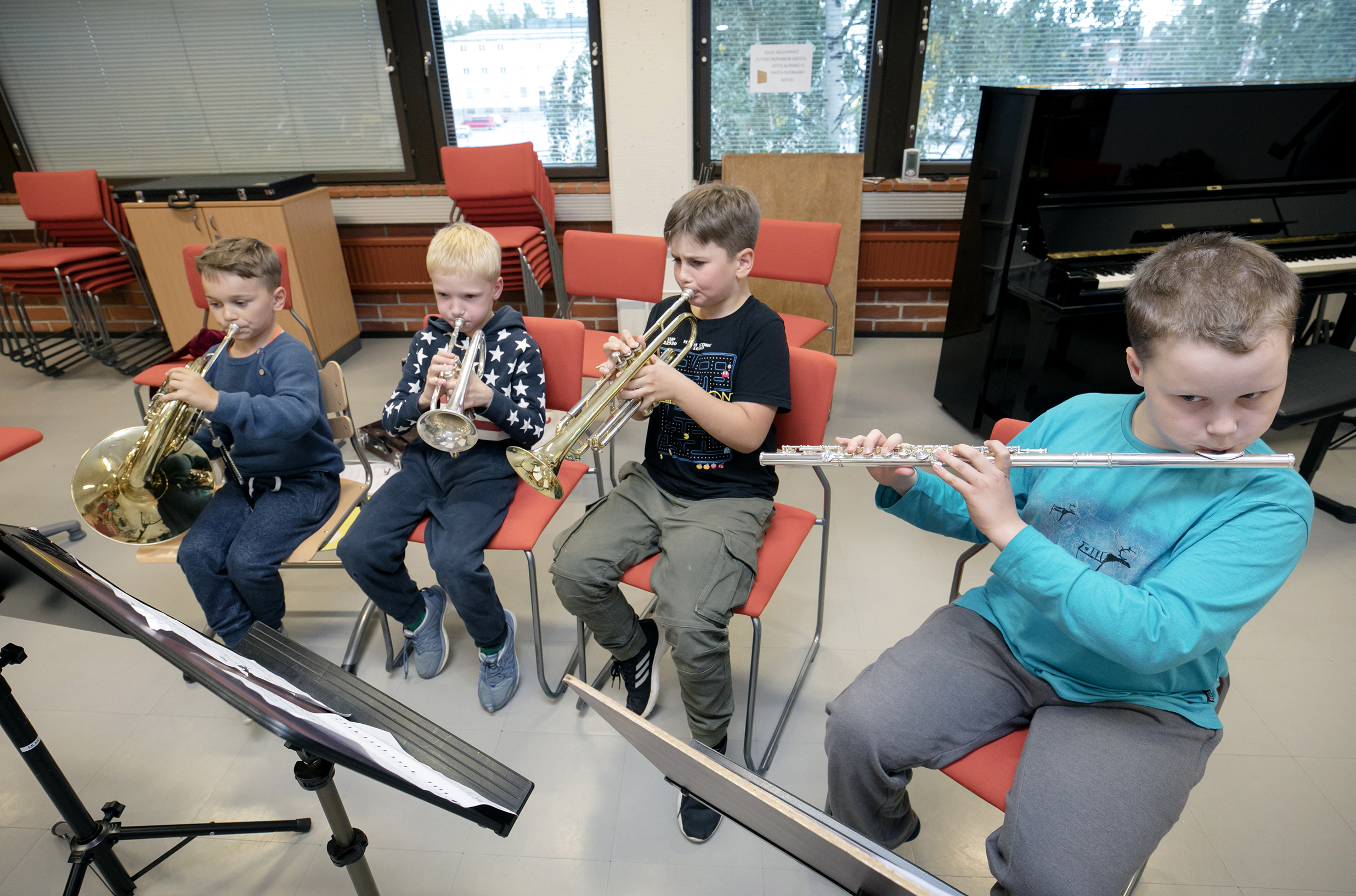 Poikia puhallintunnilla musiikkiopistossa.