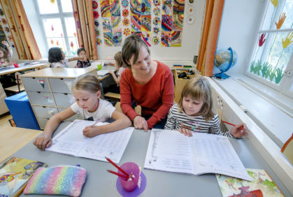 Kakkosluokkalaisten opiskelua luokassa.