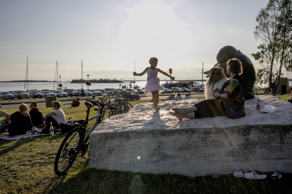 The old inner harbor in July 2019. Sari Nisula and her daughter Olivia and dog Manu.  