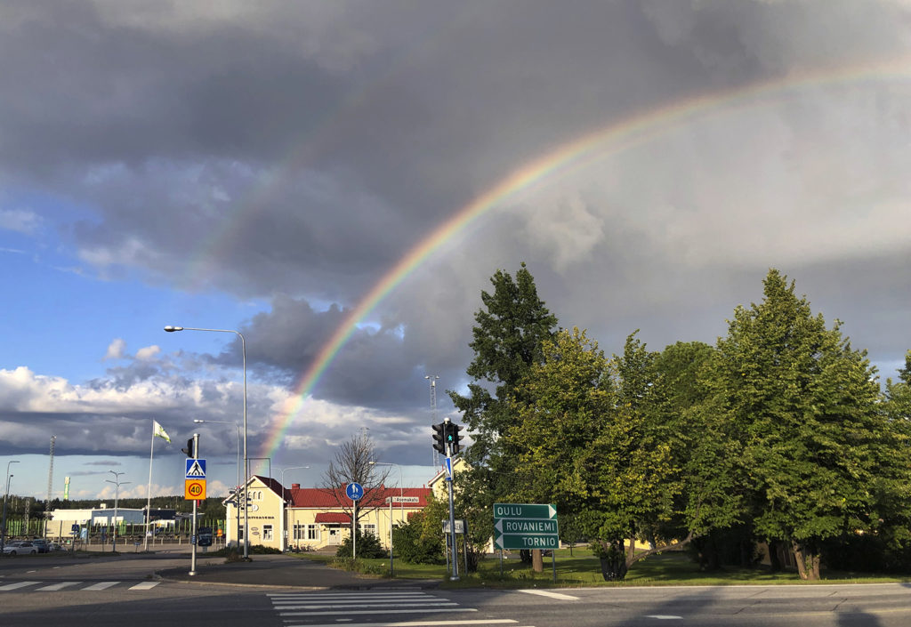 Kemin rautatieasema. Taivaalla sateenkaari.