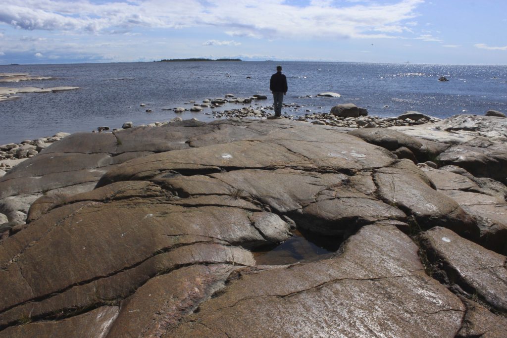 Merenrantaa ja kallioita.