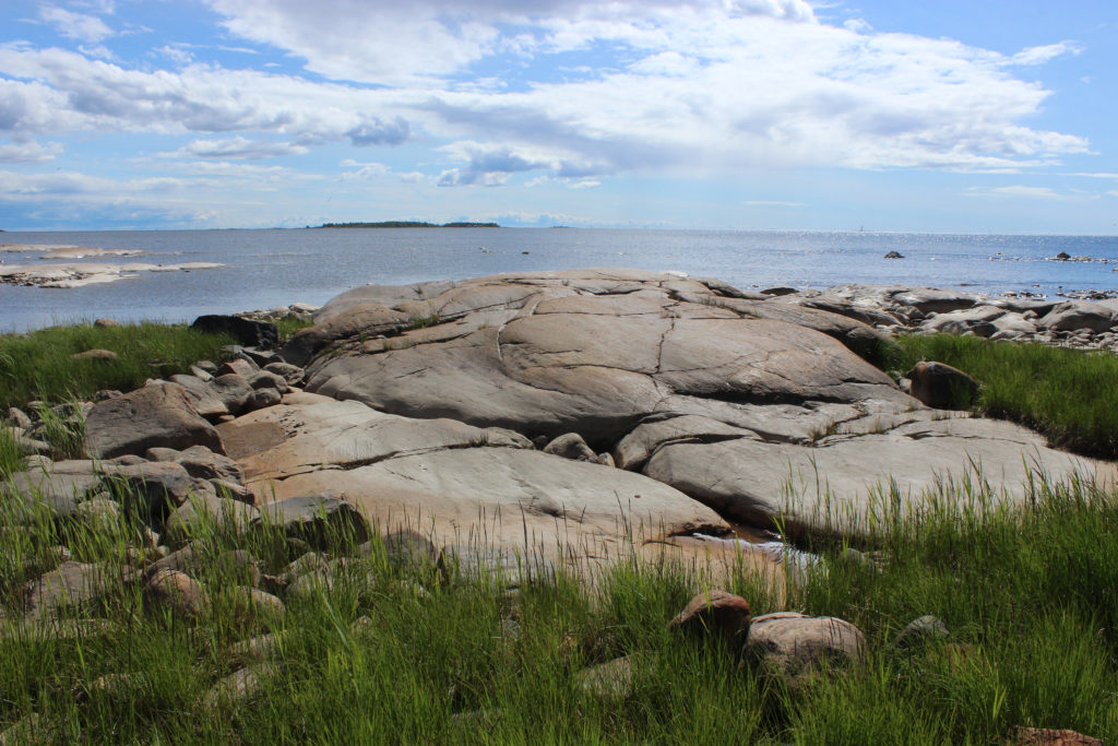 Merenrantaa ja rantakallioita.