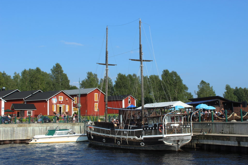 Sisäsataman näkymiä: Ravintolalaiva ja terassi, makasiinirakennuksia.