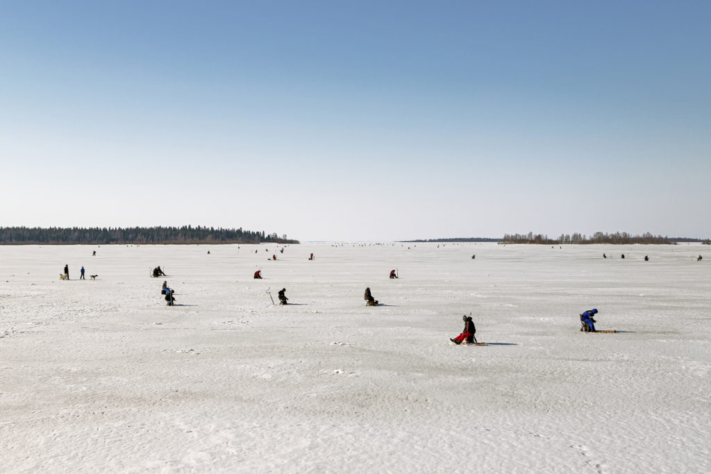 Pilkkijöitä meren jäällä.