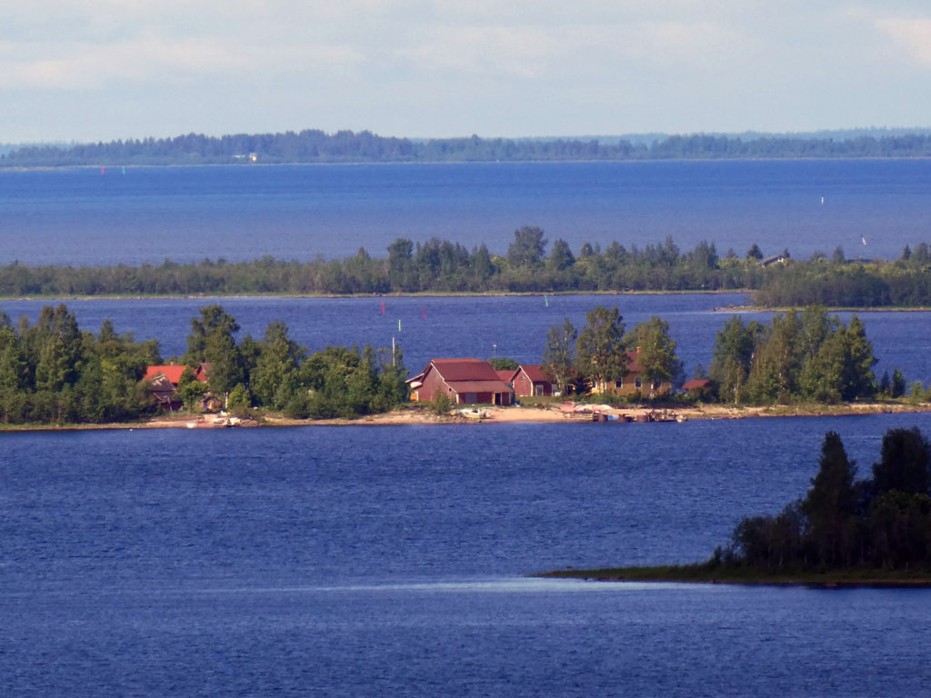 Saaristoa merellä, saarissa mökkejä.