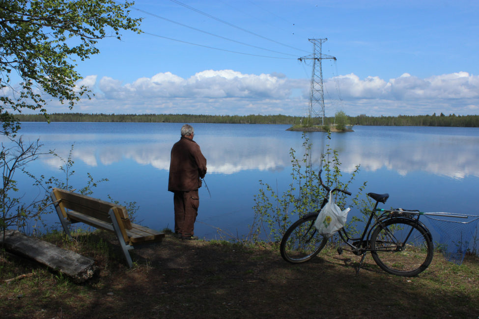 Mies ongella meren rannalla