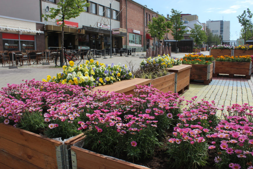 Kukkalaatikoita kävelykadulla.