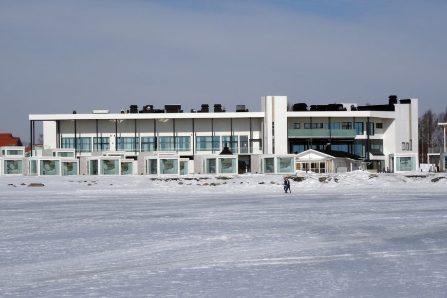 Kemin ympärivuotinen lumilinnarakennus sekä merenrantahuviloita. Kuvattu kevättalvella meren puolelta.