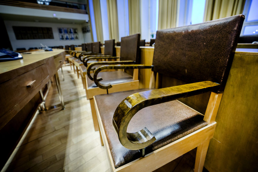 Valtuustosalin tuolit ja pöydät lähikuvassa.