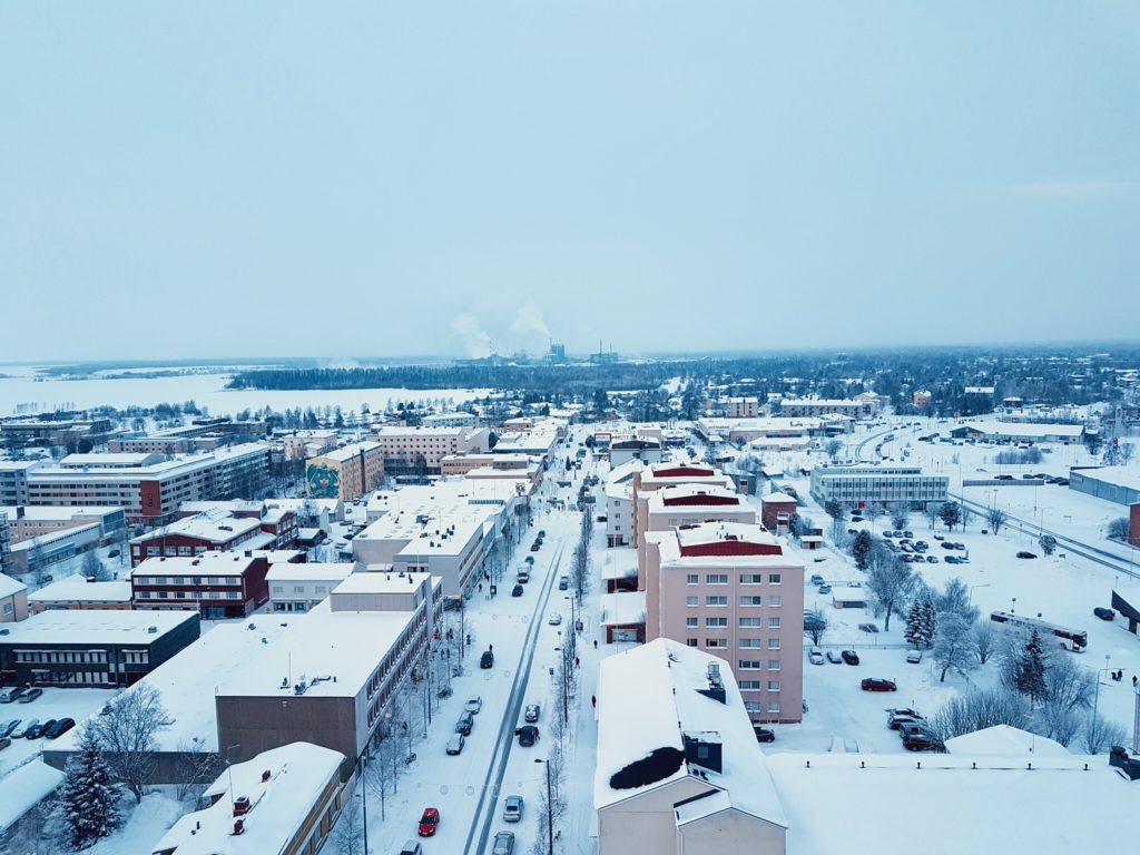 Kemin keskustaa, lähinnä Valtakatua. Kuvattu kaupungintalon katolta.