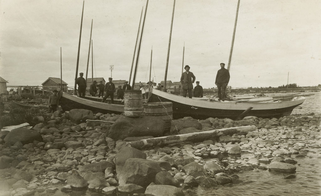 Silakanpyytäjiä veneineen Sarven rannassa 1920-luvulla. 