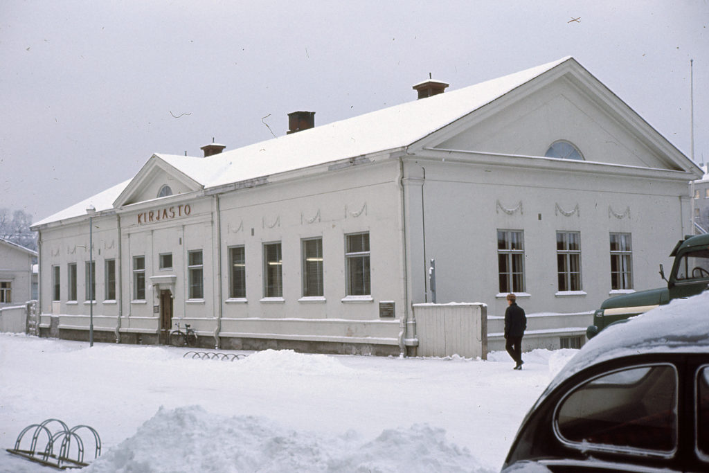 Vanha kivinen kirjastorakennus, talvikuva.