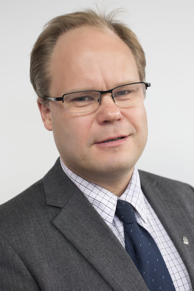 Kaupunginjohtaja Tero Nissinen rintakuvassa.