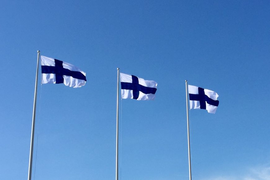 Suomen liput liehuvat tuulessa.
