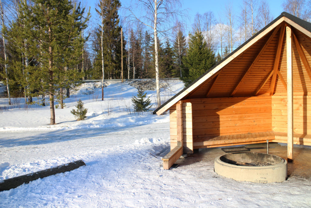 Laavu ja metsikköä kevättalvella.