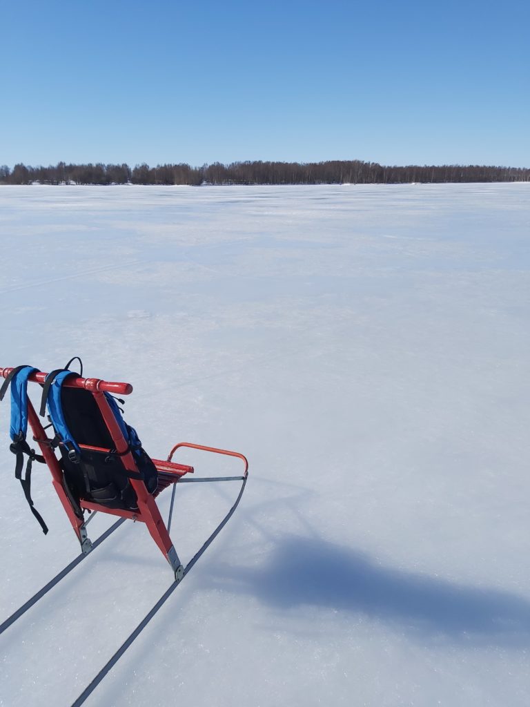 Punainen potkuri merenjäällä.