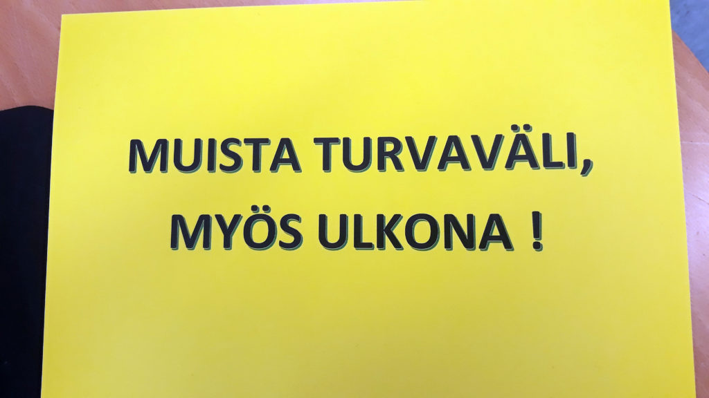 Kyltti, jossa teksti: Muista turvaväli myös ulkona!