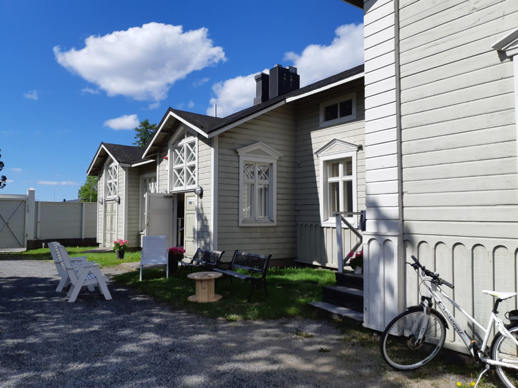 Jänkälän vanha iso puutalorakennus, kuvattu sisäpihalta.