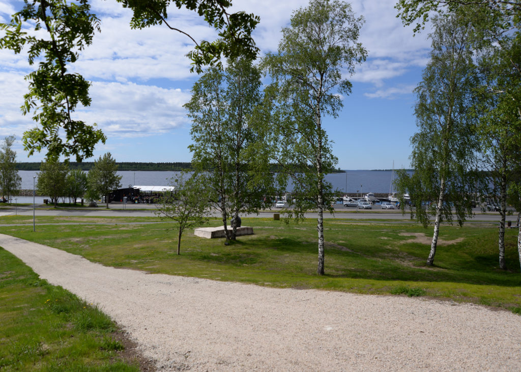 Merimaisemaa rantapuistosta katsottuna. Myös pienvenesatama näkyy.