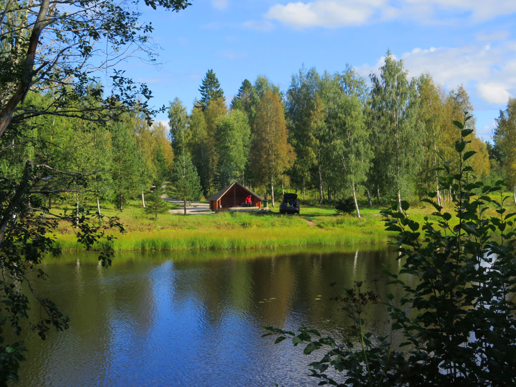 Laavu metsikössä veden äärellä.