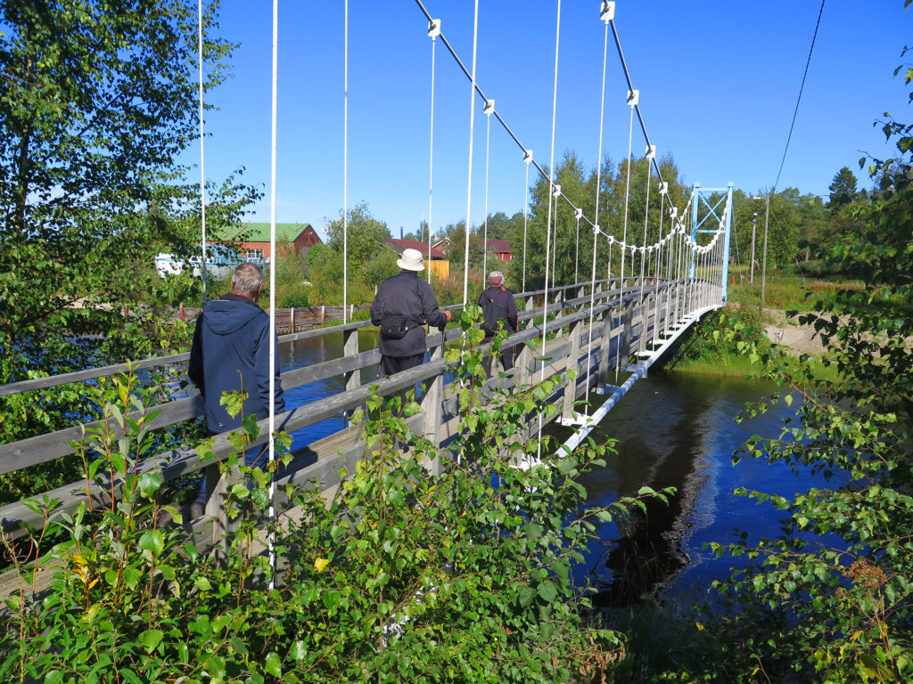 Puinen riippusilta merenlahden yli.