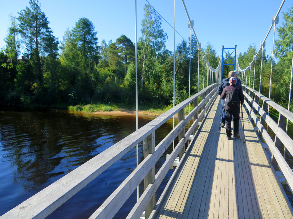 Puinen silta veden yli.