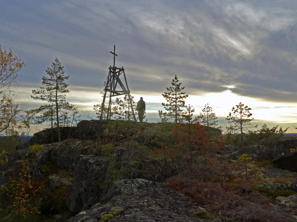 Kuva Kivaloiden vaaran huipulta. Mies ja kallioita.