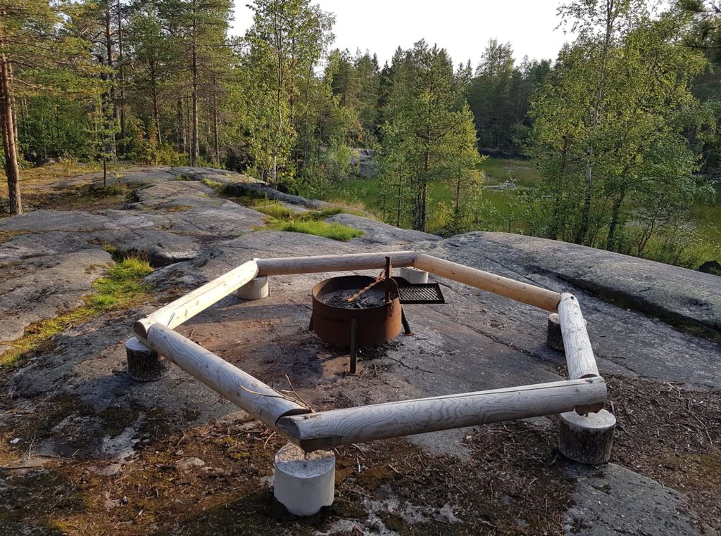 Tulistelupaikka kalliolla metsässä.