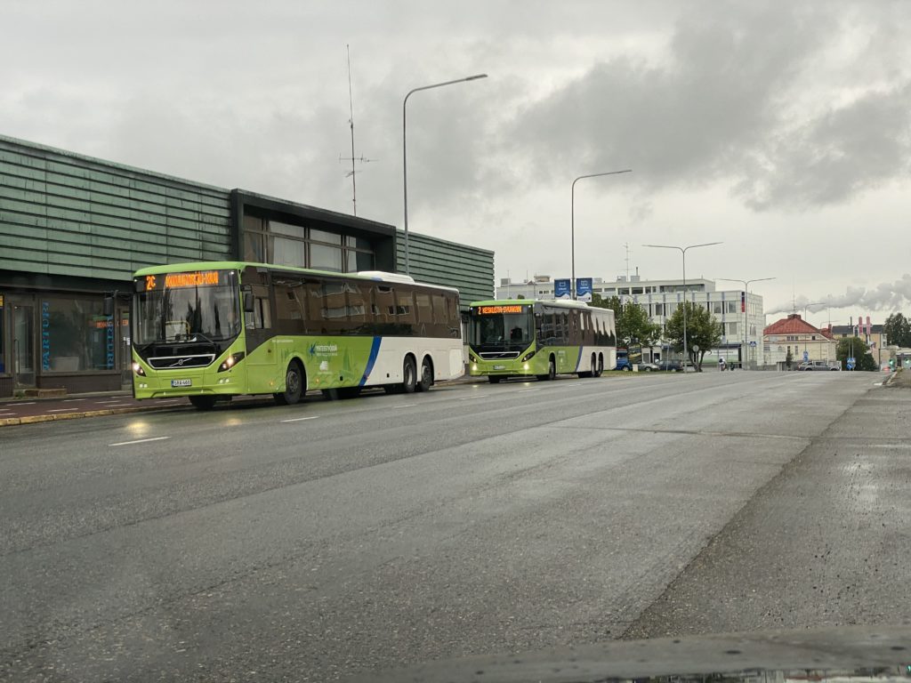 Kaupunkibusseja linja-autoaseman vieressä Asemakadulla parkissa.