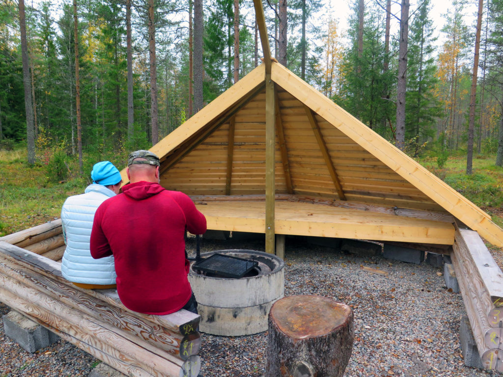 Pariskunta uudella laavulla metsässä.