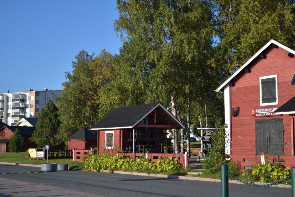 Kemin sisäsatamaa, lähimpänä Rantamakasiinin terassiravintola.