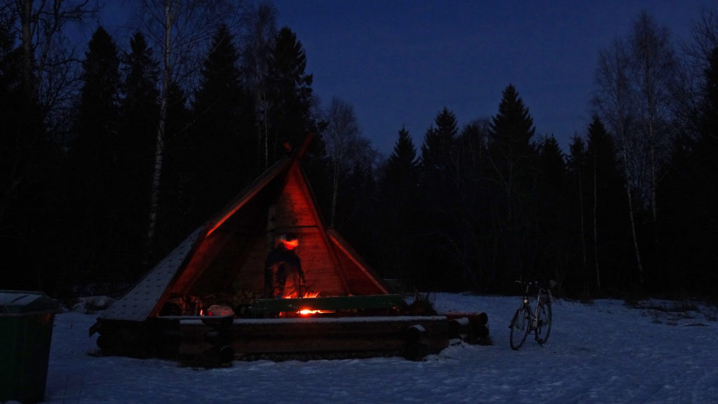 Laavu talvella pimeällä, laavulla tulenkajoa.