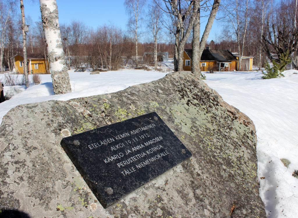 Kiveen kiinnitetty muistolaatta, jossa lukee: Eteläisen Kemin asuttaminen alkoi 19.11.1912 Kaarlo ja Anna Marosen perustettua kotinsa tälle niemennokalle.