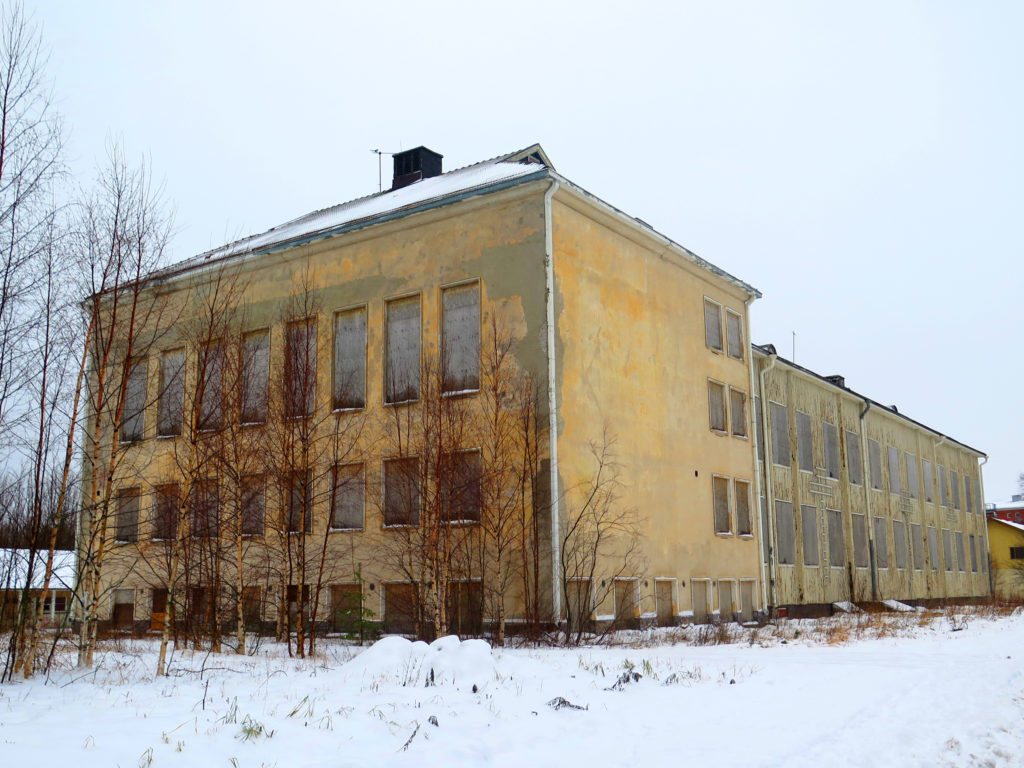 Surullisen ränsistynyt entinen koulurakennus Rytikarissa.