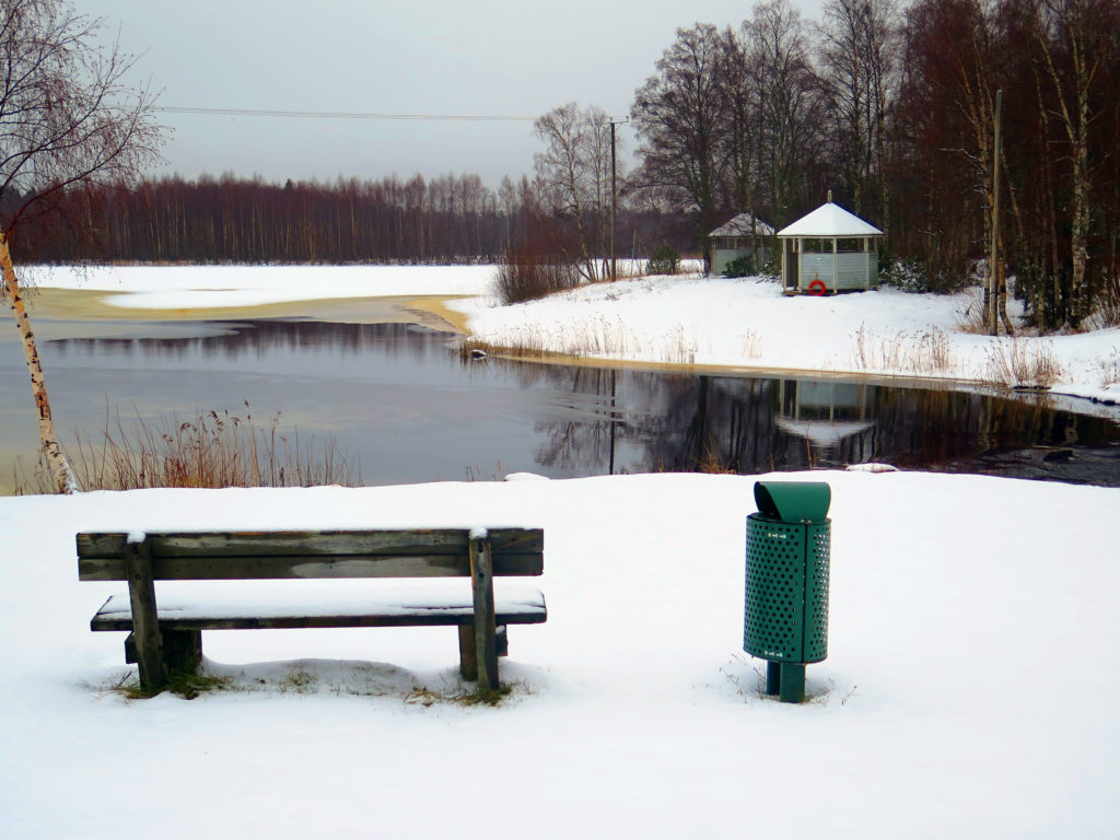 Lumipeitteinen Paavonkarin uimaranta, vesi on vielä osin sulana.