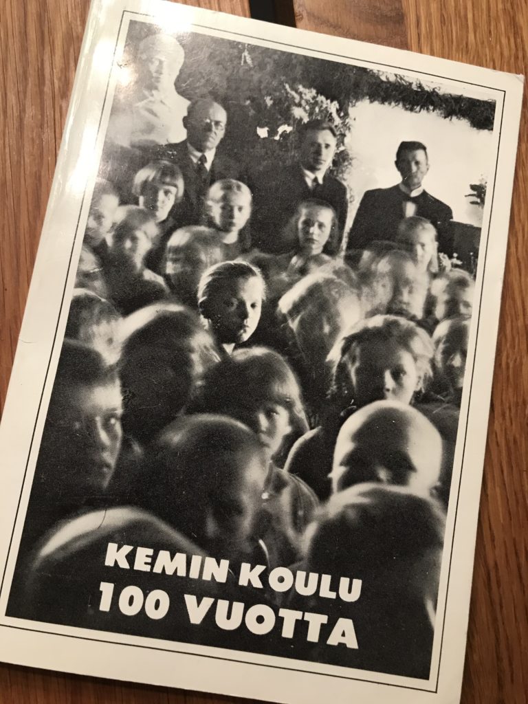 Mustavalkoinen kuva Kemin koulu 100 vuotta, kuvassa oppilaita ja opettajia