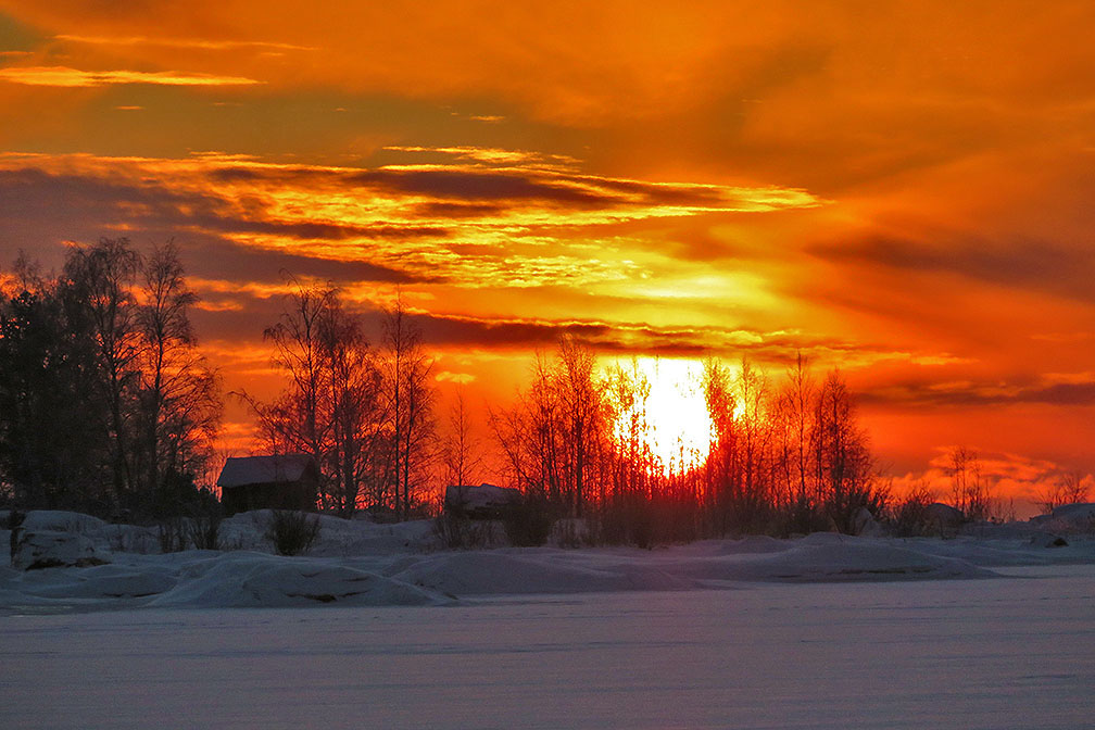 Auringonlasku punertaa taivaan