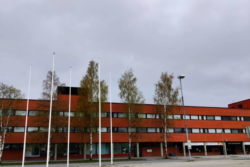 Iso punainen tiilirakennus torin laidalla