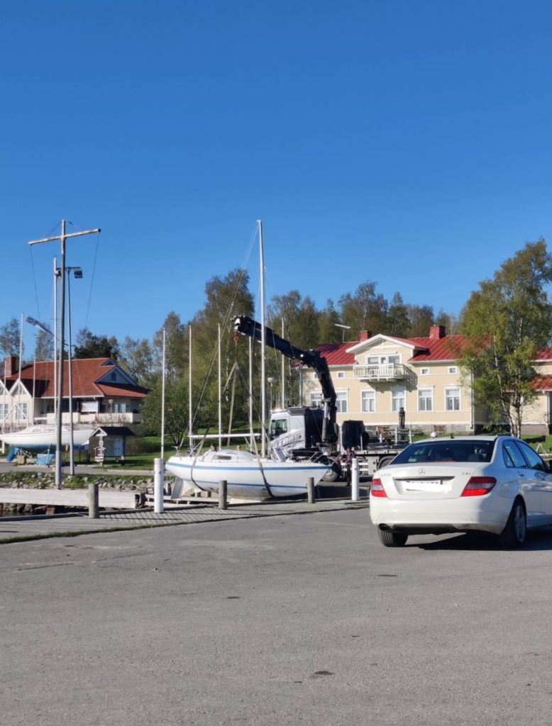 Valkoisen purjeveneen laskua vesille