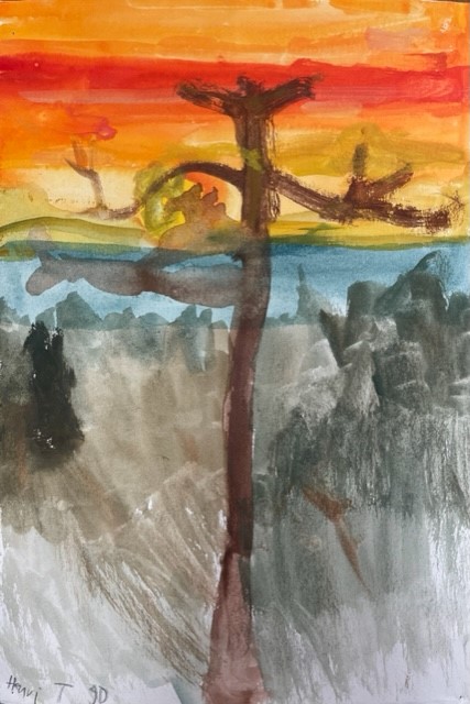 Vesivärimaalauksessa puunrunko punertavaa taivasta vasten