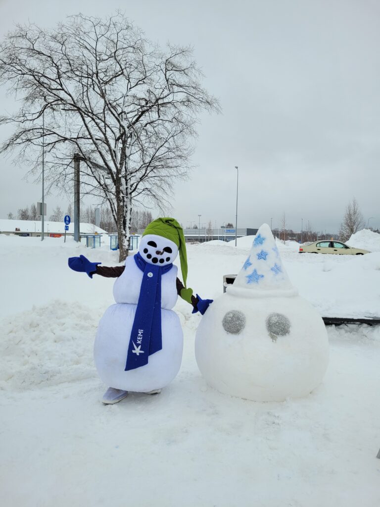 Kemin Lumiukko seikkailee tapahtumissa! Tässä Lumiukko LumiVisio-lumenveistotapahtumassa helmikuussa 2024. Kuva: Senja Raappana